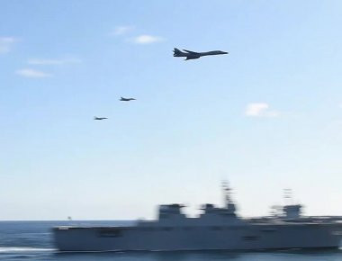 Σπάνιο βίντεο: Χαμηλές πτήσεις B-1 και F-18 πάνω από την αρμάδα 3 αεροπλανοφόρων των ΗΠΑ στον δυτικό Ειρηνικό Ωκεανό